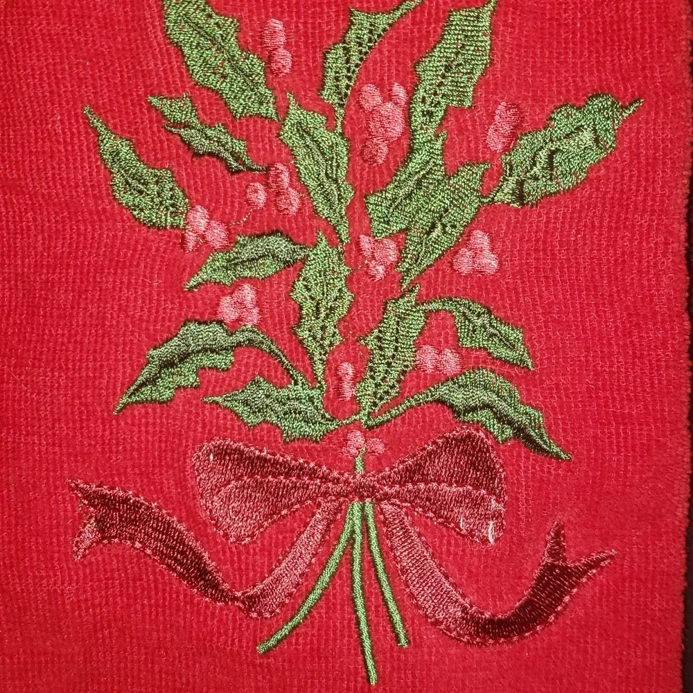 Trim A Home Pair of  Holiday Hand Towels Red Green NWT